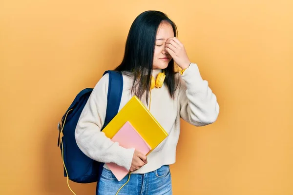 Menina Chinesa Jovem Segurando Mochila Estudante Livros Cansados Esfregando Nariz — Fotografia de Stock