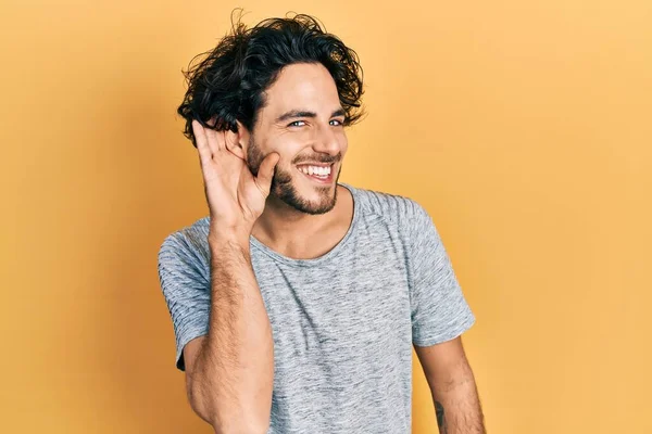 Hombre Hispano Guapo Vistiendo Una Camiseta Gris Casual Sonriendo Con — Foto de Stock