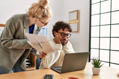 İşadamı, ofisteki patronu için çok çalışıp strese girmiş..