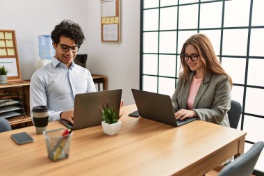 Ofiste çalışırken gülümseyen iki iş adamı..