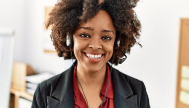 Genç Afrikalı Amerikalı kadın. Ofiste çalışan çağrı merkezi ajanı.