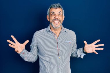 Gri saçlı, iş gömleği giyen, deli gibi bağıran, agresif ifadeli ve kollarını kaldırmış orta yaşlı yakışıklı bir adam. hüsran kavramı. 