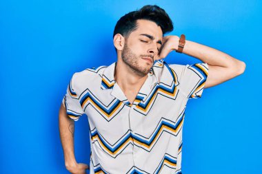 Latin kökenli genç adam rahat ve yorgun, uykulu ve sabahları esniyor. 