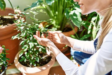 Genç sarışın kadın gülümsüyor. Mutlu mesut çalışıyor teras bahçesinde..