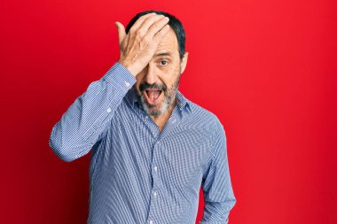 Orta yaşlı İspanyol bir adam gündelik kıyafetler giyer. Yanlışlıkla kafa kafaya şaşırır. Hatayı hatırla. Unuttum, kötü hafıza kavramı. 