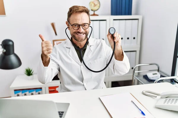 Hombre Mediana Edad Con Barba Vistiendo Uniforme Médico Sosteniendo Estetoscopio — Foto de Stock