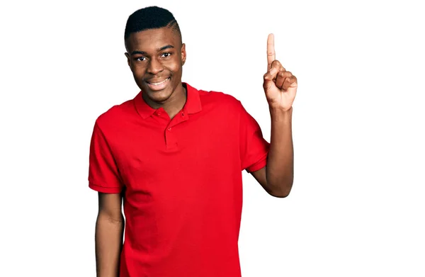 Fiatal Afro Amerikai Férfi Alkalmi Piros Pólóban Első Számú Ujjal — Stock Fotó