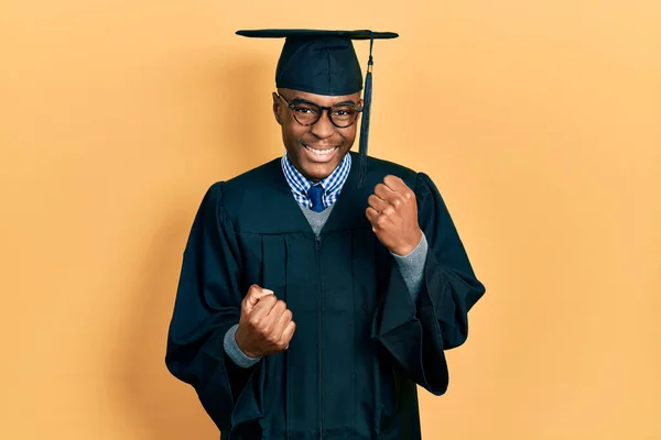 Νεαρός Αφροαμερικάνος Καπέλο Αποφοίτησης Και Επίσημη Ρόμπα Γιορτάζει Έκπληκτος Και — Φωτογραφία Αρχείου