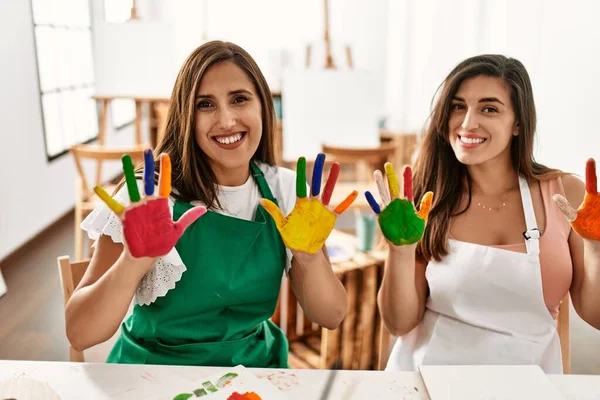 Due Studenti Latini Sorridenti Felici Che Mostrano Divertenti Mani Dipinte — Foto Stock