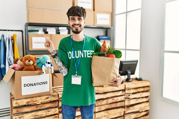 Spaanse Man Met Baard Draagt Vrijwillig Shirt Donatiepunt Glimlachend Met — Stockfoto