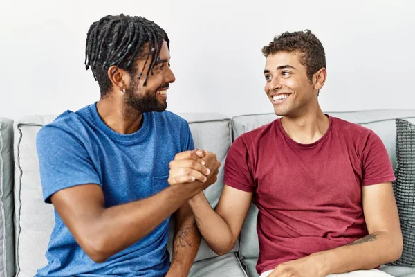 Dois Homens Amigos Sorrindo Confiante Apertar Mãos Sentado Sofá Casa — Fotografia de Stock