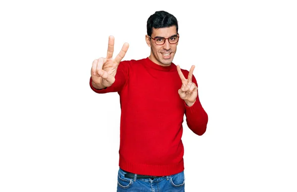 Hombre Hispano Guapo Usando Ropa Casual Gafas Sonriendo Mirando Cámara —  Fotos de Stock