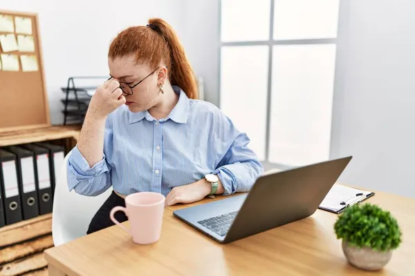 Mujer Pelirroja Joven Que Trabaja Oficina Usando Computadora Portátil Cansado — Foto de Stock