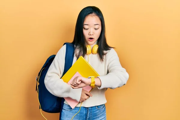 Menina Chinesa Jovem Segurando Mochila Estudantil Livros Olhando Para Relógio — Fotografia de Stock