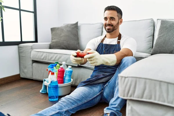 Joven Hispano Con Delantal Guantes Jugando Videojuegos Casa — Foto de Stock