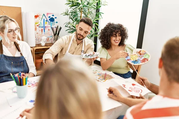 Bir Grup Insan Resim Stüdyosundaki Masada Otururken Mutlu Bir Şekilde — Stok fotoğraf