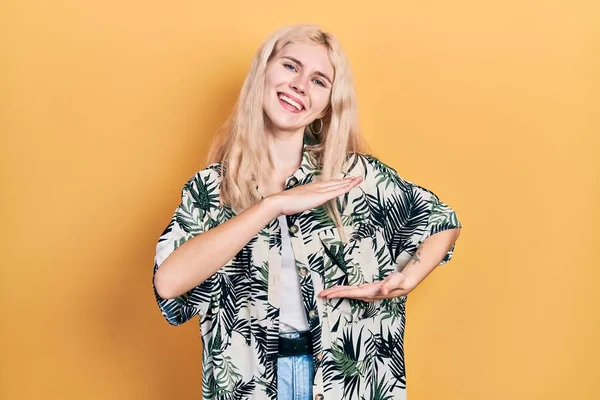 Bella Donna Caucasica Con Capelli Biondi Che Indossa Camicia Tropicale — Foto Stock