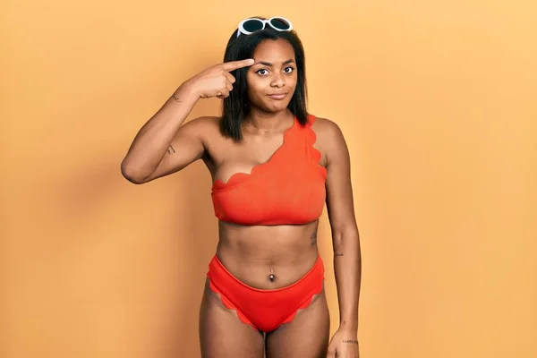 Bikini Giyen Genç Afro Amerikan Kız Alnına Sivilce Çıkarmaktan Mutsuz — Stok fotoğraf