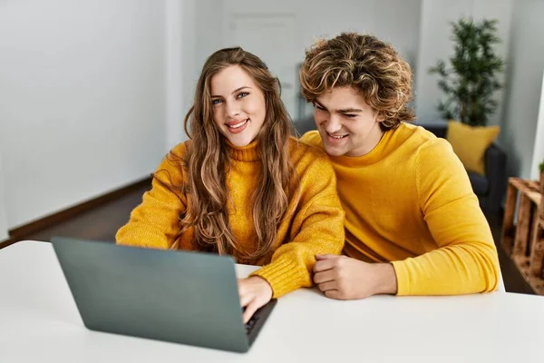 Genç Beyaz Çift Evde Dizüstü Bilgisayar Kullanarak Gülümsüyor — Stok fotoğraf