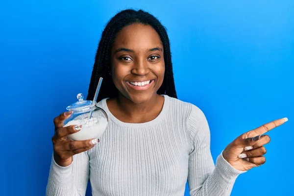 Afrikansk Amerikansk Kvinna Med Flätat Hår Håller Skål Med Socker — Stockfoto