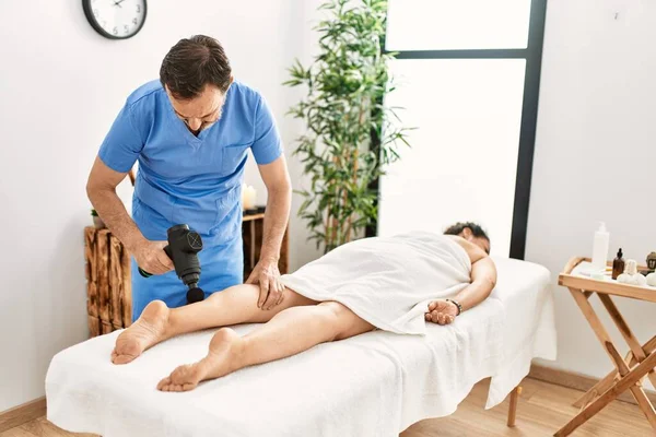 Medelålders Man Och Kvinna Bär Terapeut Uniform Med Ben Massage — Stockfoto
