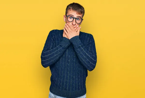 Ung Blond Man Klädd Vardagskläder Och Glasögon Chockade Täcka Munnen — Stockfoto