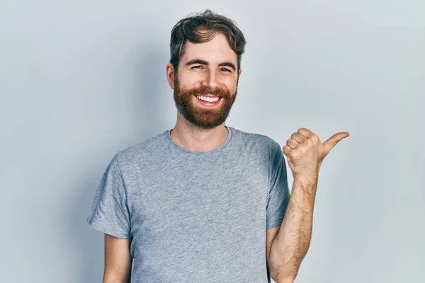 Καυκάσιος Άντρας Γενειάδα Φοράει Γκρι Μπλουζάκι Χαμογελώντας Χαρούμενο Πρόσωπο Και — Φωτογραφία Αρχείου