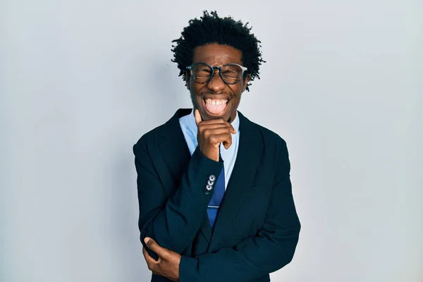 Ung Afrikansk Amerikan Man Bär Kostym Och Slips Sticker Tungan — Stockfoto