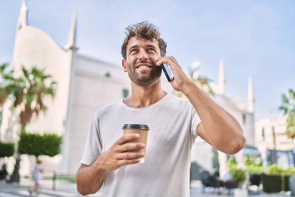 Ung Latinamerikansk Man Pratar Smartphone Dricka Kaffe Gatan — Stockfoto