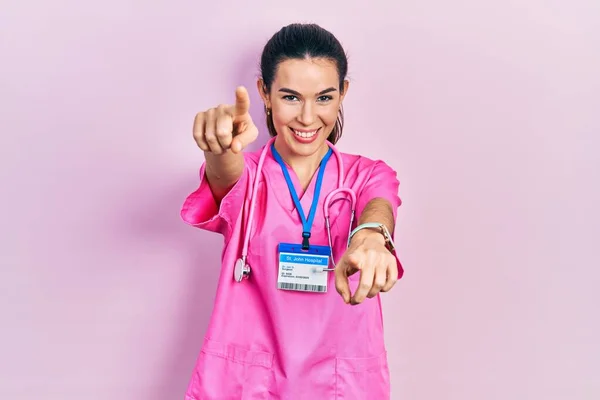 Doktor Üniforması Giyen Esmer Kadın Steteskop Seni Kamerayı Işaret Ediyor — Stok fotoğraf