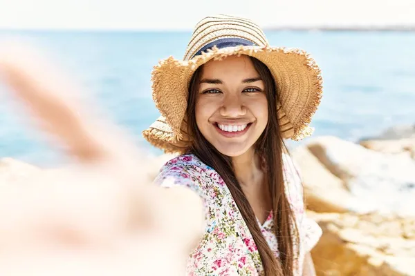 Joven Chica Latina Con Sombrero Verano Haciendo Selfie Por Cámara —  Fotos de Stock