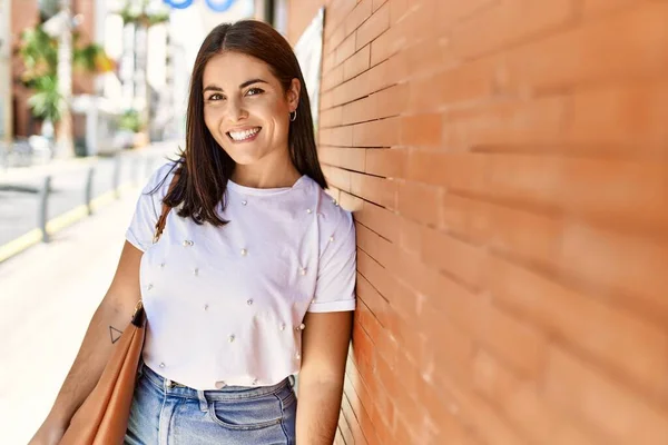 Menina Hispânica Jovem Sorrindo Feliz Cidade — Fotografia de Stock