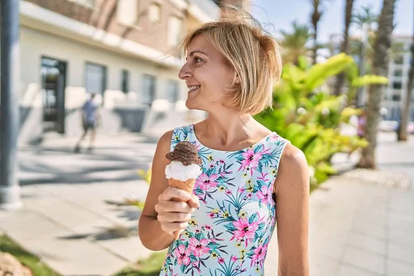 中年美しいです女性保持アイスクリームに公園 — ストック写真