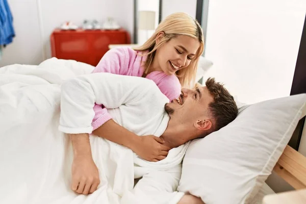 Jovem Casal Caucasiano Sorrindo Feliz Abraçando Deitado Cama Casa — Fotografia de Stock