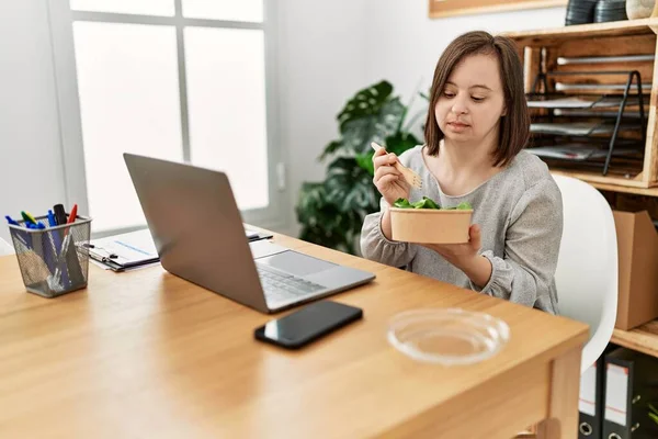Μελαχρινή Γυναίκα Σύνδρομο Εργάζεται Τρώγοντας Σαλάτα Στο Γραφείο Των Επιχειρήσεων — Φωτογραφία Αρχείου