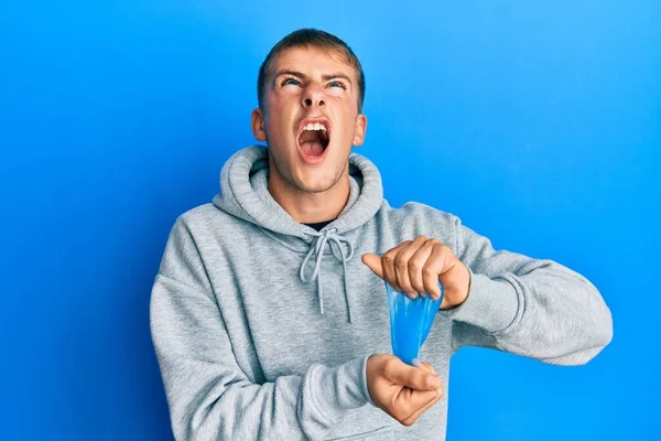 Joven Hombre Caucásico Sosteniendo Limo Enojado Loco Gritando Frustrado Furioso —  Fotos de Stock
