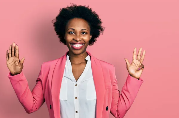 Afrikansk Amerikansk Kvinna Med Afro Hår Bär Business Jacka Visar — Stockfoto