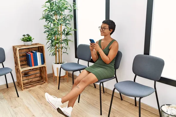Ung Latinamerikansk Kvinna Använder Smartphone Sitter Stol Väntrummet — Stockfoto