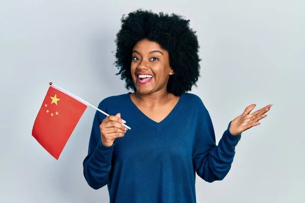 Νεαρή Αφροαμερικανή Γυναίκα Κινεζική Σημαία Γιορτάζει Επίτευγμα Χαρούμενο Χαμόγελο Και — Φωτογραφία Αρχείου