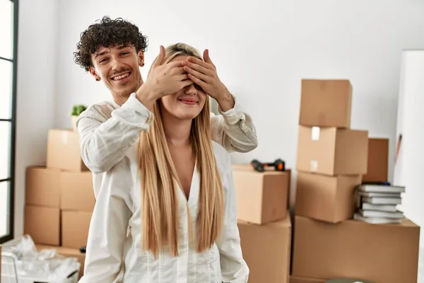 Mężczyzna Zaskakujący Jego Dziewczyna Przykrywając Oczy Nowy Dom — Zdjęcie stockowe