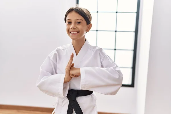 Jeune Fille Hispanique Faisant Des Arts Martiaux Studio Entraînement — Photo