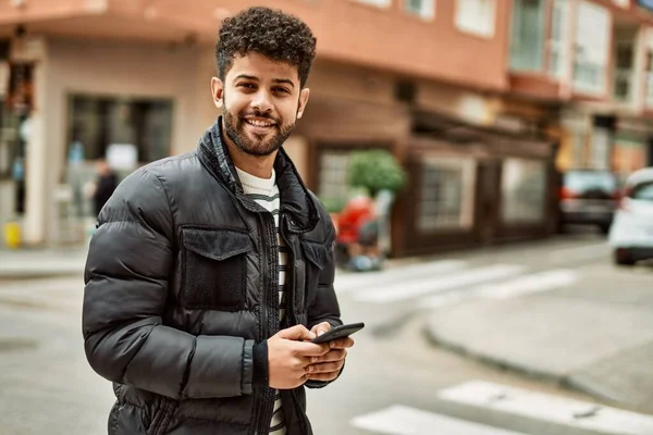 Junger Araber Nutzt Smartphone Der Stadt — Stockfoto