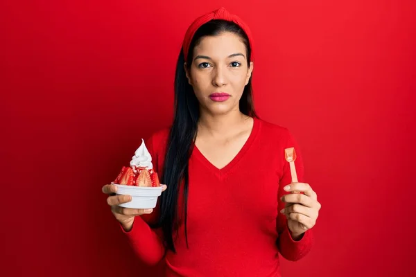 Elinde Dondurma Tutan Genç Latin Kadın Yüzünde Ciddi Bir Ifadeyle — Stok fotoğraf