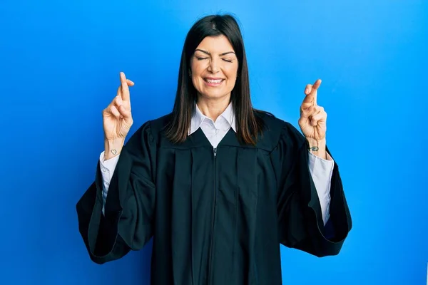Νεαρή Ισπανίδα Που Φοράει Στολή Δικαστή Και Σταυρώνει Δάχτυλο Χαμογελώντας — Φωτογραφία Αρχείου
