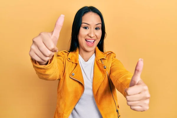 Hermosa Mujer Hispana Con Piercing Nariz Con Chaqueta Cuero Amarillo — Foto de Stock