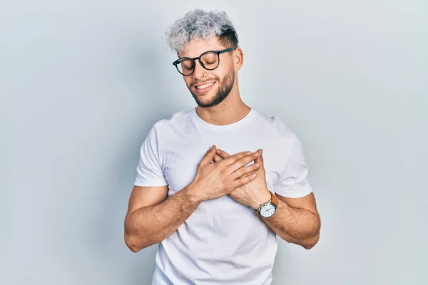 Homem Hispânico Jovem Com Cabelo Tingido Moderno Vestindo Shirt Branca — Fotografia de Stock