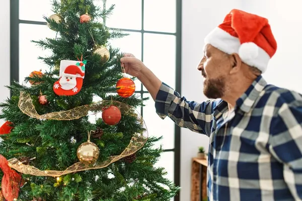 Starszy Mężczyzna Brodą Kapeluszu Świętego Mikołaja Świętującym Boże Narodzenie Domu — Zdjęcie stockowe