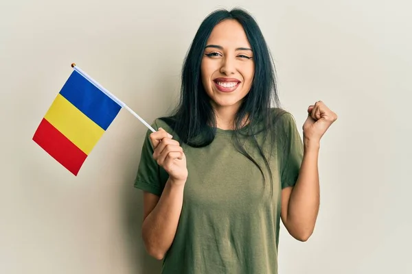 Молодая Латиноамериканка Румынским Флагом Гордится Празднует Победу Успех Взволнован Поднятой — стоковое фото