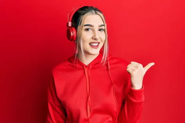 Joven Chica Moderna Con Ropa Gimnasio Uso Auriculares Sonriendo Con —  Fotos de Stock