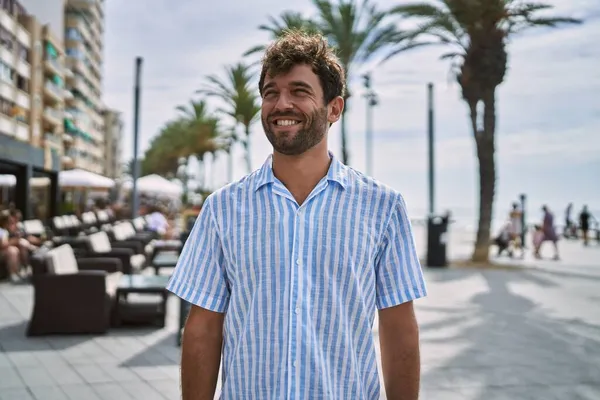 Giovane Uomo Ispanico Sorridente Felice Piedi Sulla Spiaggia — Foto Stock